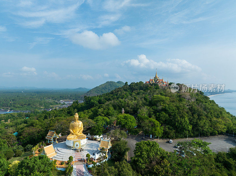 在Ban Krut山顶上俯瞰Phra Mahathat Chedi Phakdee Prakasat, Prachuap Khiri Khan。泰国